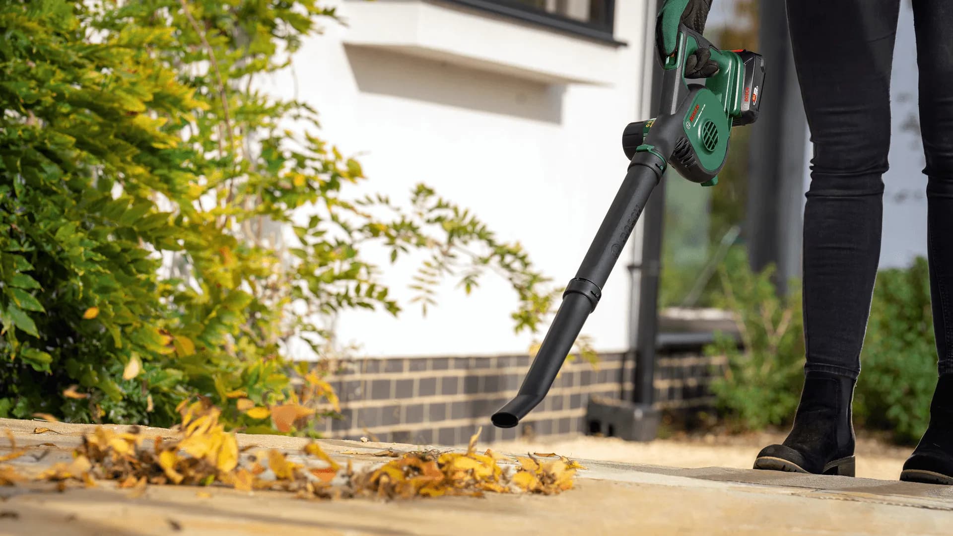 Bosch UniversalLeafBlower 18V-130 1x 2,5Ah -akkulehtipuhallin view 2