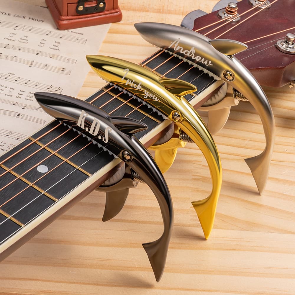 Henkilökohtainen Metal Shark Guitar Capo kaiverrettu nimi Guitar Accessory Syntymäpäivä lahja kitara musiikin ystäville