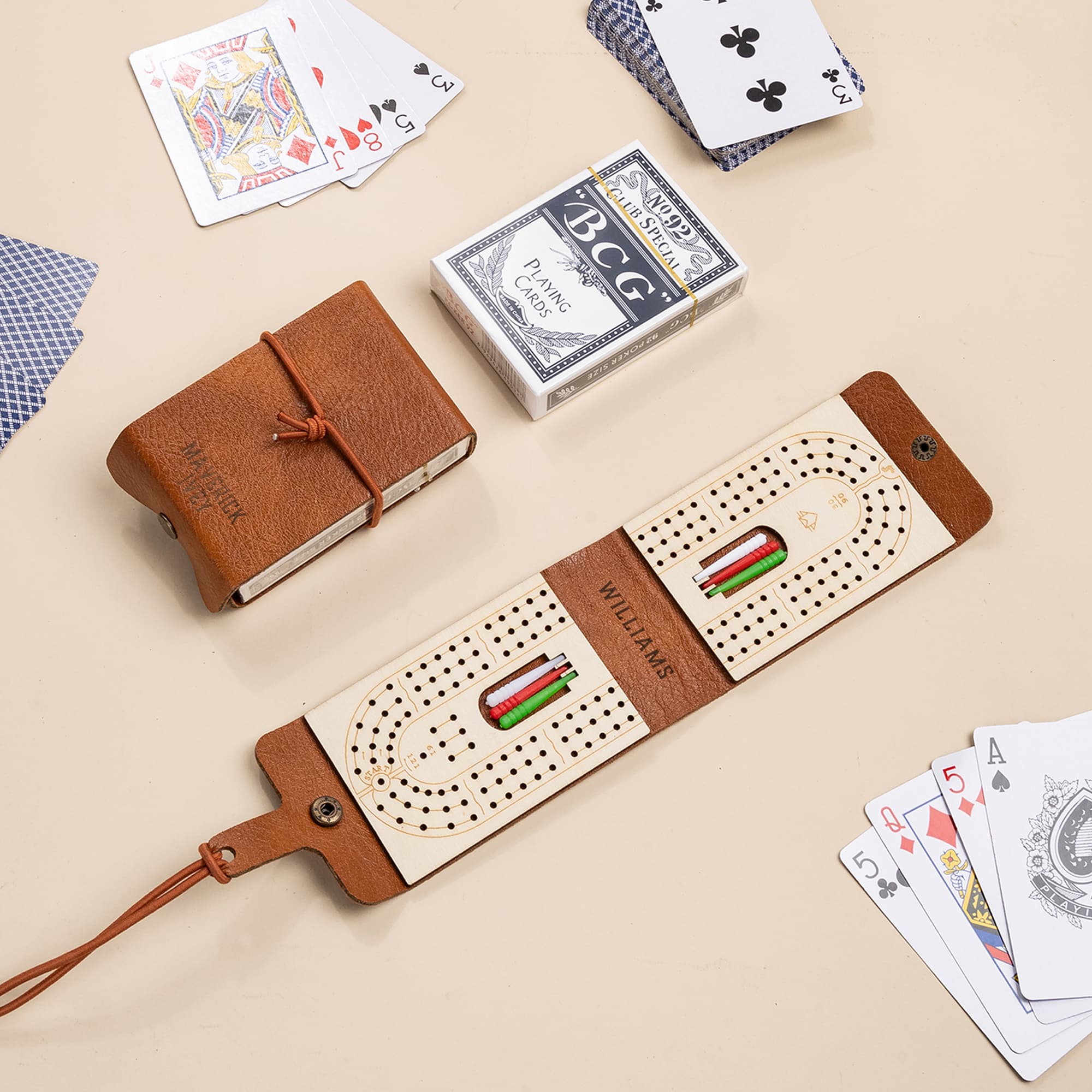 Henkilökohtainen Kannettava kaiverrettu teksti PU Nahka Cribbage Board pelikortit ja Elastinen köysi Travel Outdoor Game Syntymäpäivälahja
