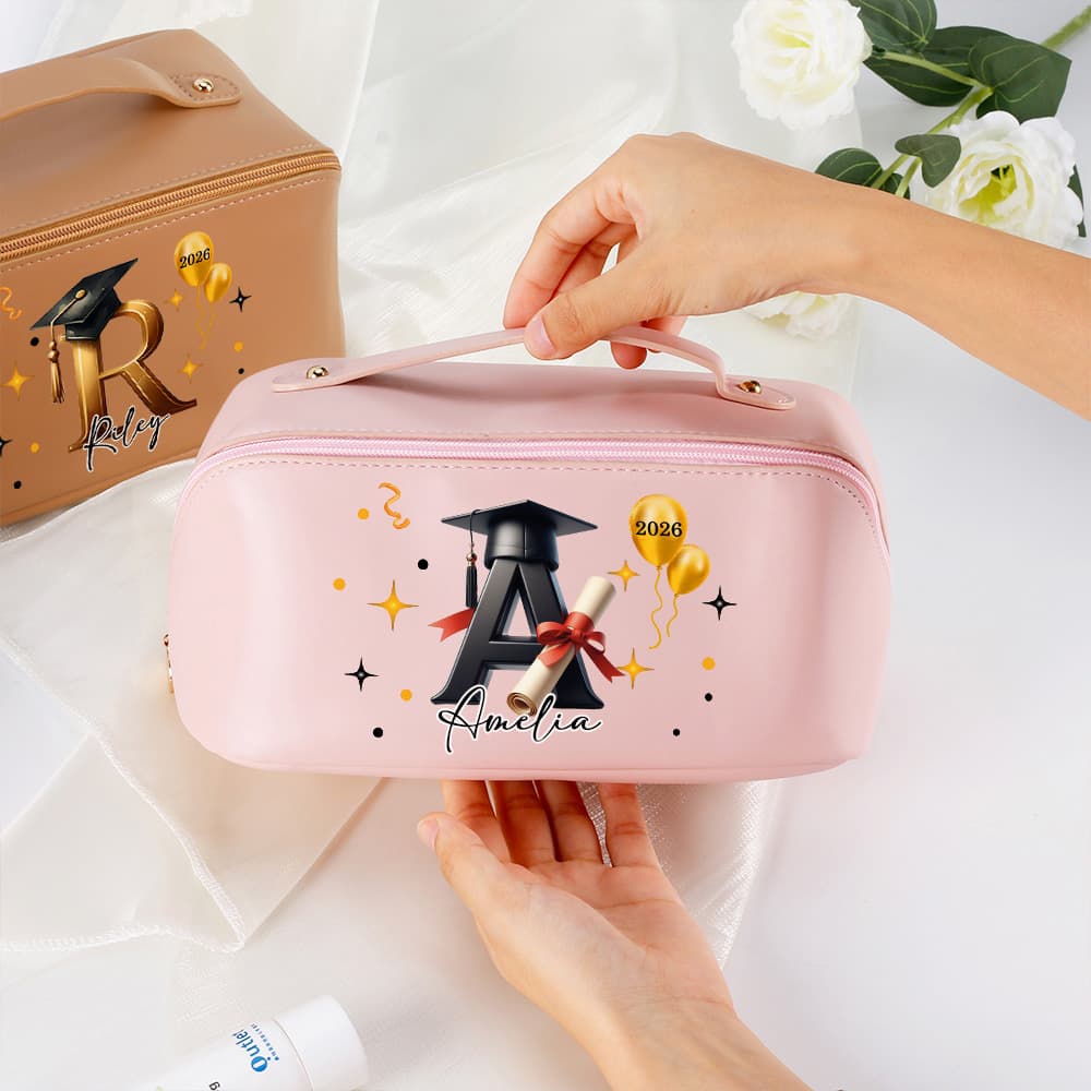 Henkilökohtainen Vedenpitävä Bachelor Hat Initial Makeup Bag nimi Travel tarvikkeet Valmistuminen luokan 2026 lahja valmistuneille