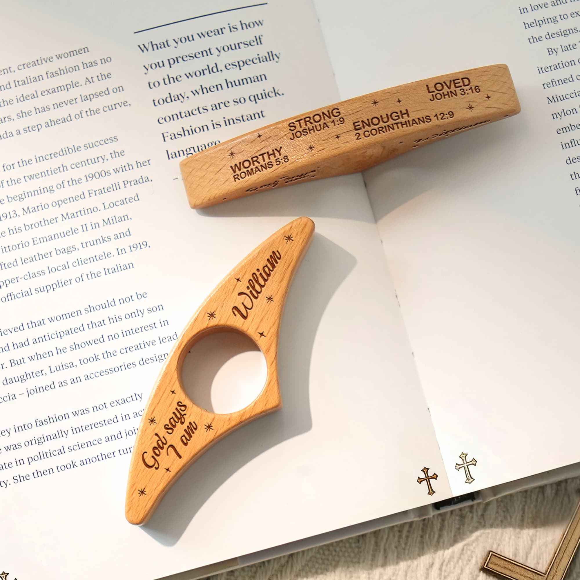 Henkilökohtainen Raamatun jae puinen kirja Page Holder kaiverrettu nimi Syntymäpäivä Kaste Book Club lahja kirjan rakastaja Christian