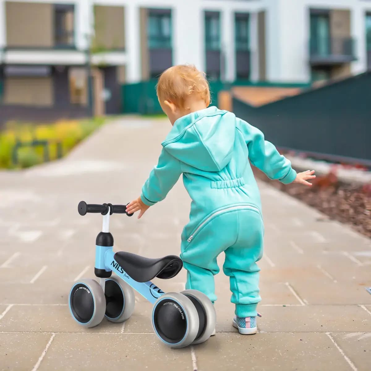 Sininen taaperon potkupyörä Nils Fun - nelipyöräinen tasapainopyörä