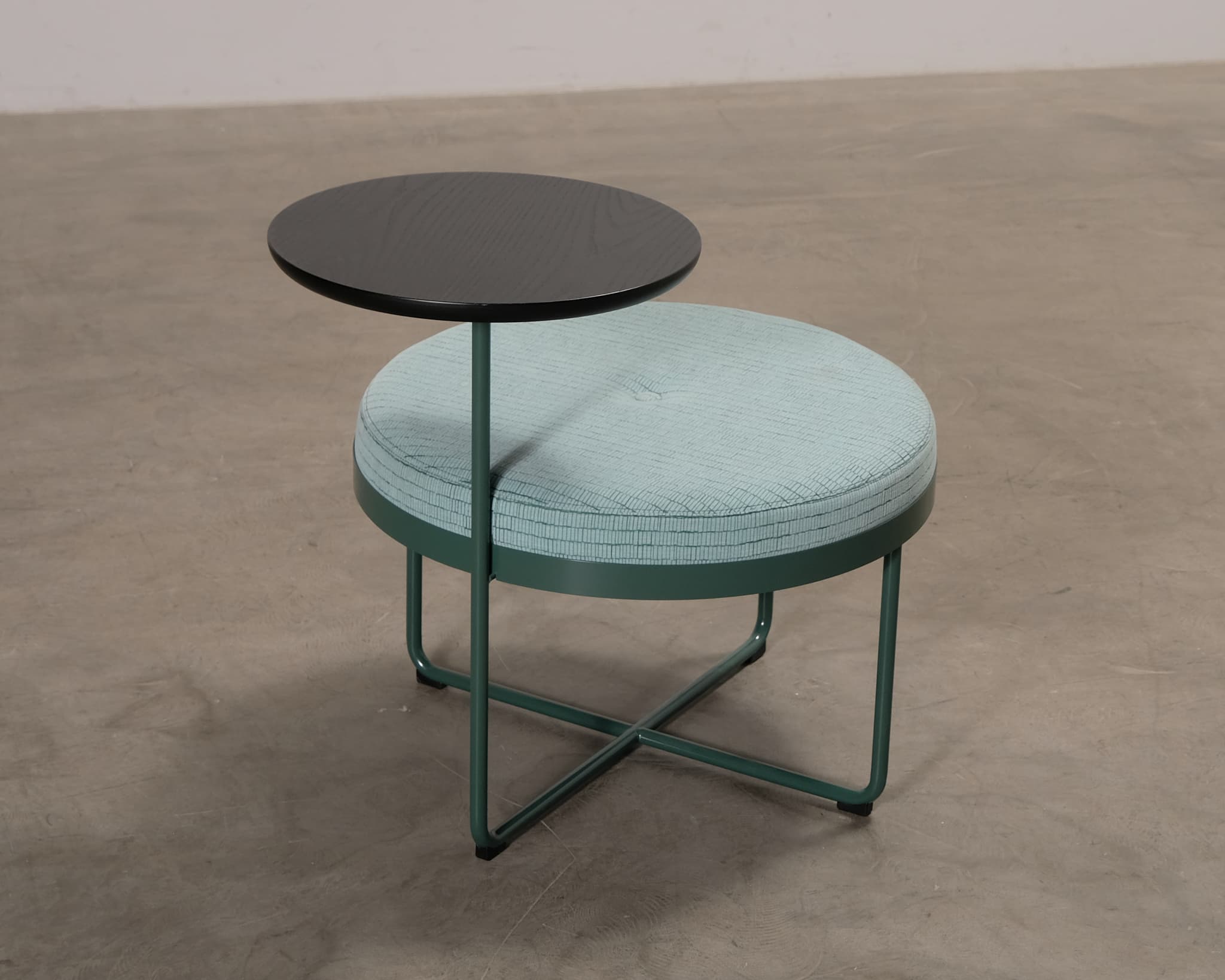 Johanson Design Shima pyöreä loungetuoli pöydällä view 2