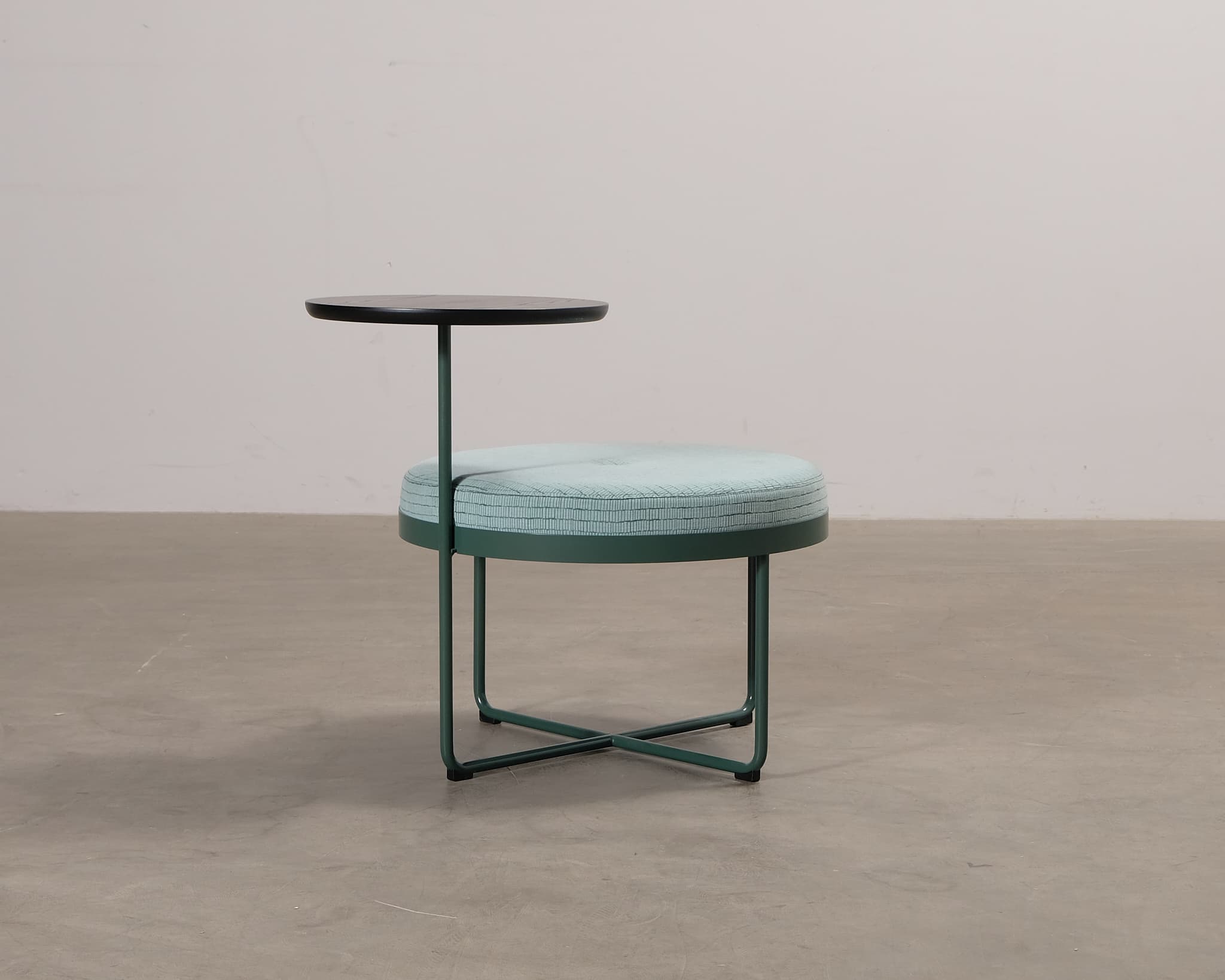 Johanson Design Shima pyöreä loungetuoli pöydällä