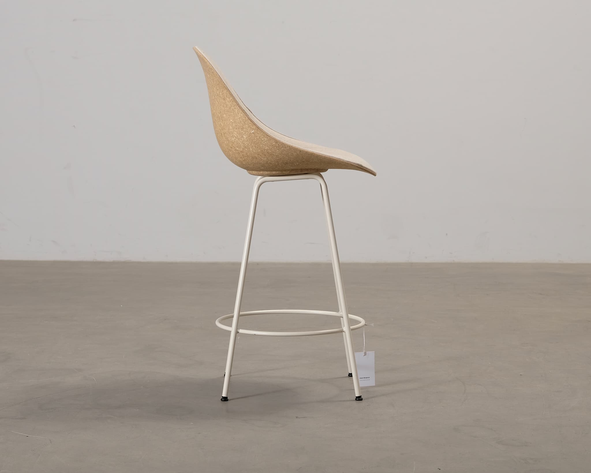 Normann Copenhagen Mat 65 cm baarituoli käsinojilla view 2