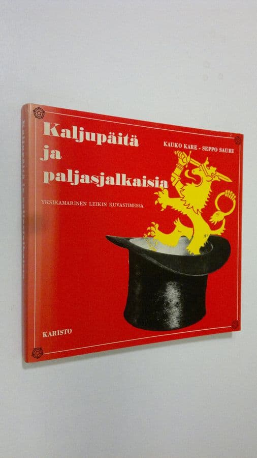 Kauko Kare : Kaljupäitä ja paljasjalkaisia : Yksikamarinen leikin kuvastimessa