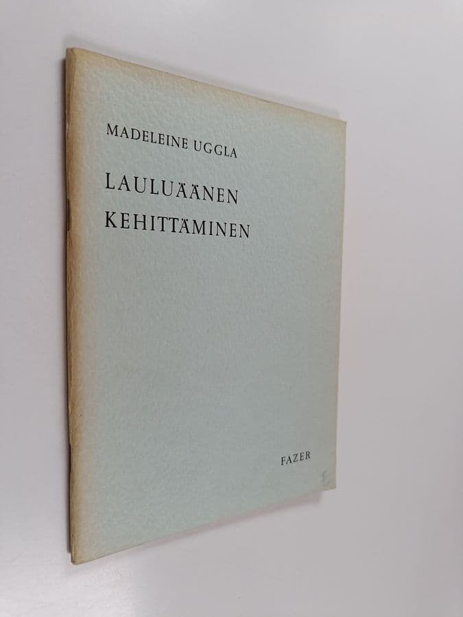 Madeleine Uggla : Lauluäänen kehittäminen : perustavia tietoja ja harjoituksia yksin- ja kuorolaulajille