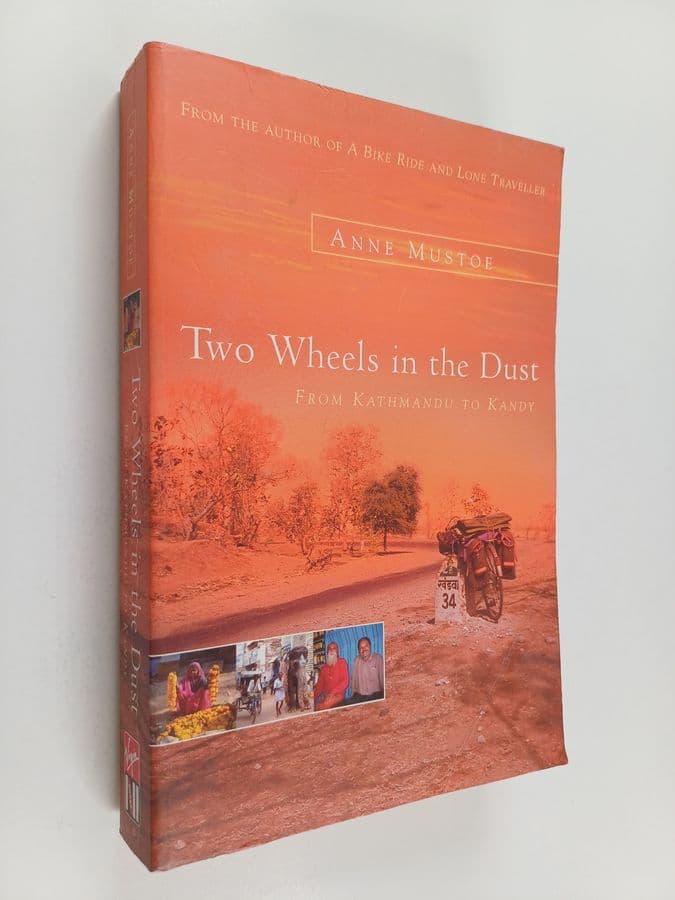 Anne Mustoe : Two Wheels in the Dust - From Kathmandu to Kandy