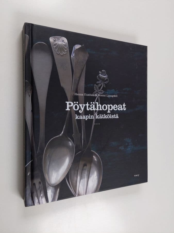 Hanna Uusitalo : Pöytähopeat kaapin kätköistä