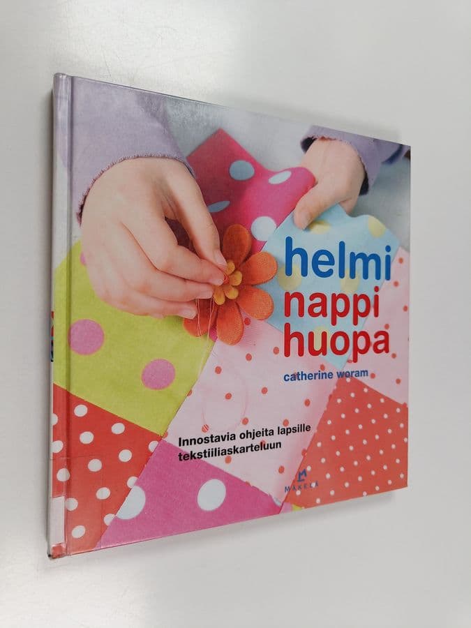 Catherine Woram : Helmi nappi huopa : Innostavia ohjeita lapsille tekstiiliaskarteluun