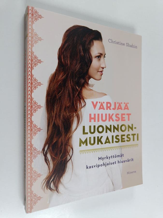 Christine Shahin : Värjää hiukset luonnonmukaisesti : myrkyttömät, kasvipohjaiset hiusvärit