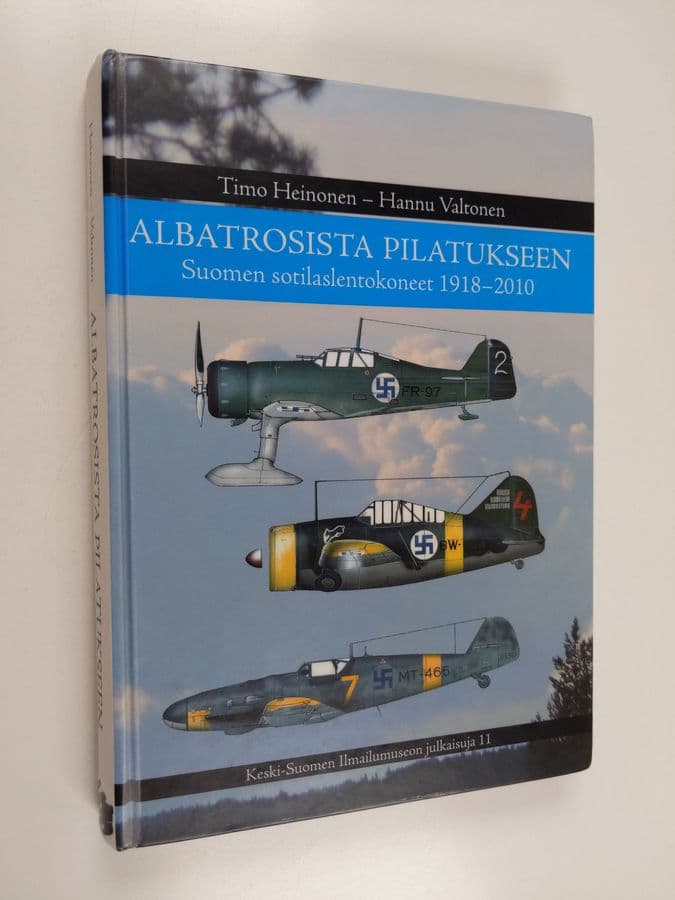 Hannu Valtonen ym. : Albatrosista Pilatukseen - Suomen sotilaslentokoneet 1918-2010