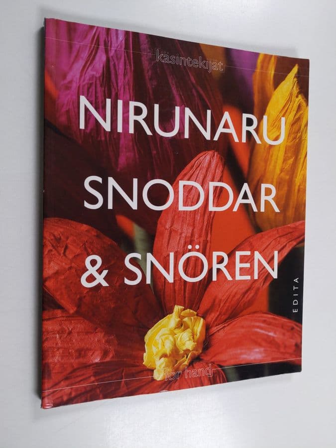 Pirkko Toivanen : Nirunaru : Kiehtovien mallien ja ideoiden paperilanka = Snoddar & Snören : allt möjligt med papperssnöre