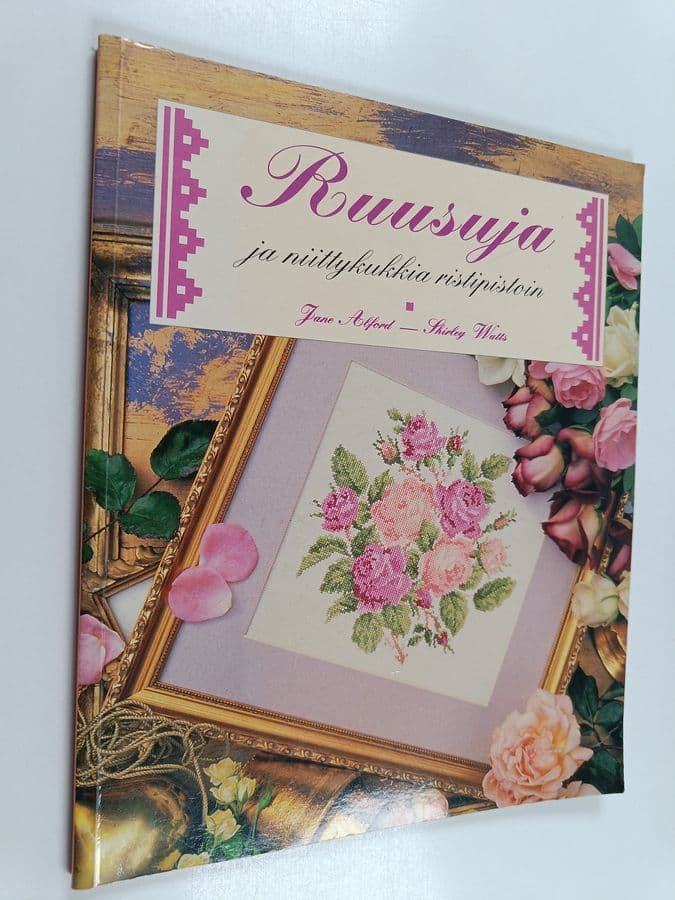 Jane Alford ym. : Ruusuja ja niittykukkia ristipistoin