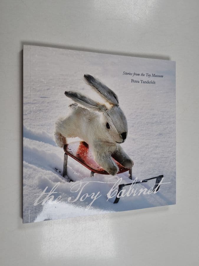 Petra Tandefelt : The toy cabinet : stories from the Toy Museum