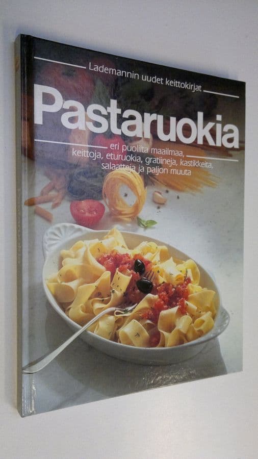 suomentanut Tuulikki Albeck : Pastaruokia eri puolilta maailmaa : keittoja, eturuokia, gratiineja, kastikkeita, salaatteja ja paljon muuta