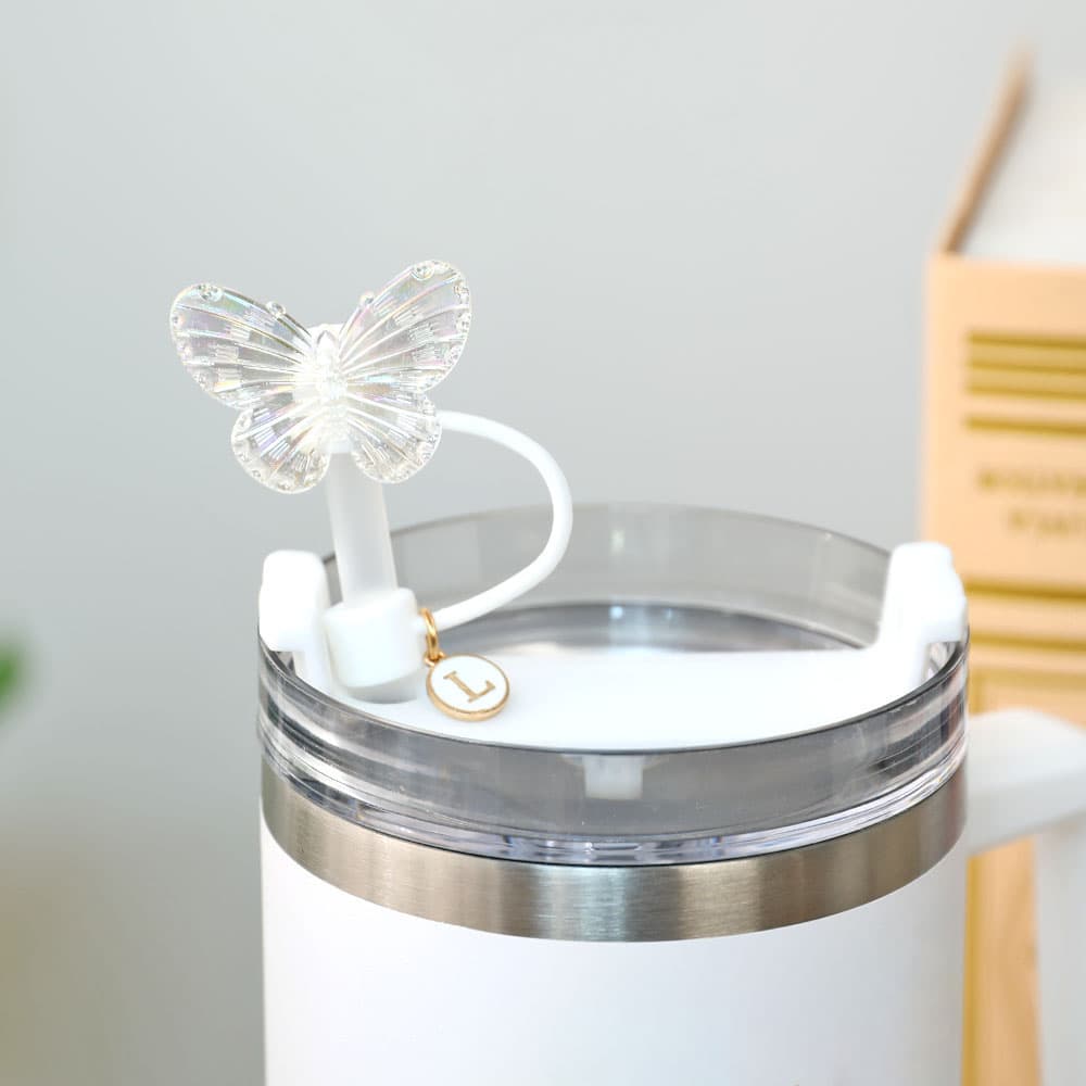 Henkilökohtainen värikäs Butterfly Straw Cover Topper kanssa Initial Charm tarvikkeet Stanley syntymäpäivälahja naisille tytöille