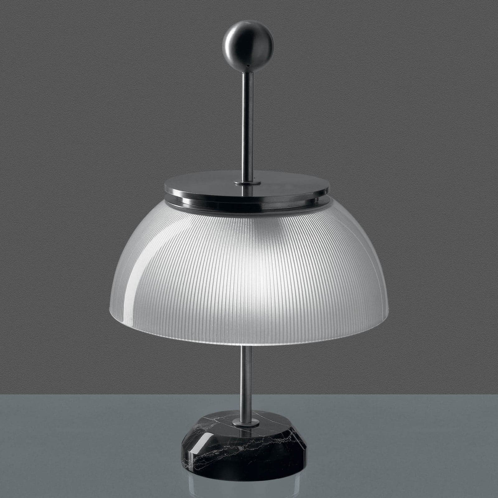 Alfa T Pöytävalaisin - Artemide - Olohuone - Design - Kivi - Varjostimella