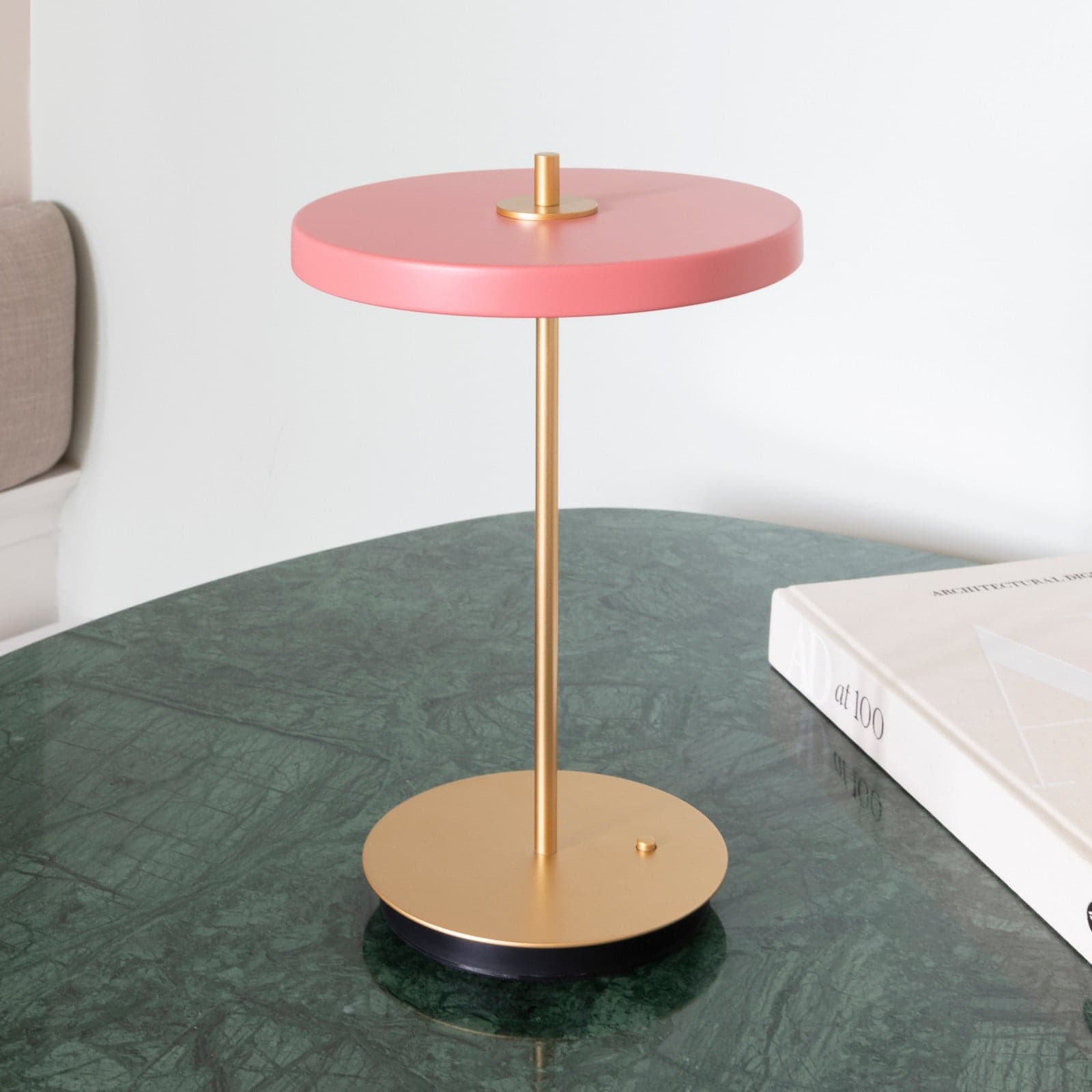 Asteria Move LED-akkukäyttöinen pöytälamppu, ruusukulta/messinki, 31 cm – UMAGE - Olohuone - Design - Metalli - Varjostimella
