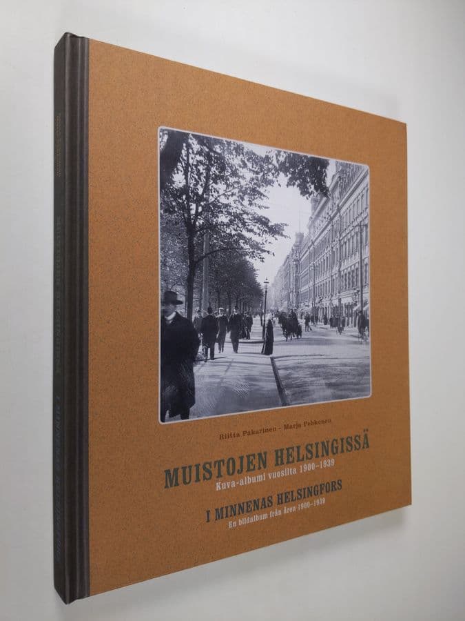 Riitta Pakarinen : Muistojen Helsingissä : kuva-albumi vuosilta 1900-1939 = I minnenas Helsingfors : en bildalbum från åren 1900-1939